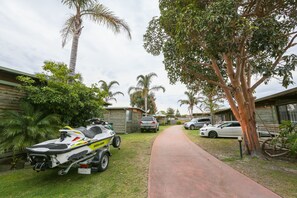 Free self-parking - Lazy Acre Log Cabins (Lakes Entrance)