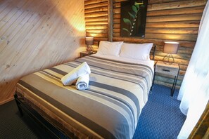 1 bedroom, Egyptian cotton sheets, premium bedding, pillow-top beds - Lazy Acre Log Cabins (Lakes Entrance)