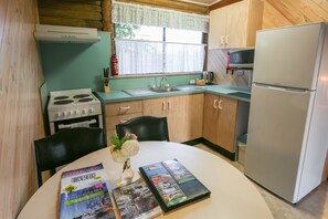 Fridge, microwave, oven, stovetop - Lazy Acre Log Cabins (Lakes Entrance)