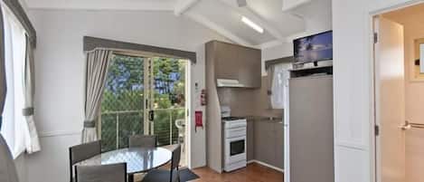 Chalet rustique, 2 chambres, salle de bain attenante | Repas dans la chambre