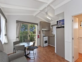 Cabaña, 2 habitaciones, baño privado | Servicio de comidas en la habitación