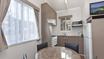 Cabin, 2 Bedrooms, Ensuite (Standard) | Private kitchen | Microwave, oven, stovetop, coffee/tea maker