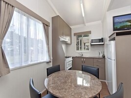Cabaña, 2 habitaciones, baño privado (Standard) | Cocina privada | Microondas, horno, placa de cocina y cafetera o tetera