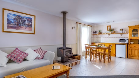 Egyptian cotton sheets, premium bedding, pillowtop beds. Honeysuckle Cottages Stanthorpe