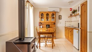Cottage, 1 Queen Bed, Non Smoking (Studio Spa Bath) | Private kitchen | Fridge, microwave, electric kettle, toaster - Honeysuckle Cottages Stanthorpe (Applethorpe)