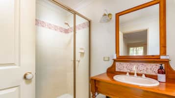 Cottage, 2 slaapkamers, niet-roken | Badkamer | Gratis toiletartikelen, een haardroger, handdoeken