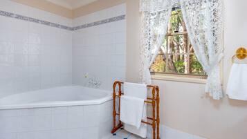 Mökki, 1 keskisuuri parisänky, tupakointi kielletty (Studio Spa Bath) | Kylpyhuone | Ilmaiset hygieniatuotteet, hiustenkuivaaja, pyyhkeet