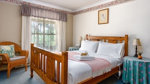 Egyptian cotton sheets, premium bedding, pillow-top beds - Honeysuckle Cottages Stanthorpe (Applethorpe)