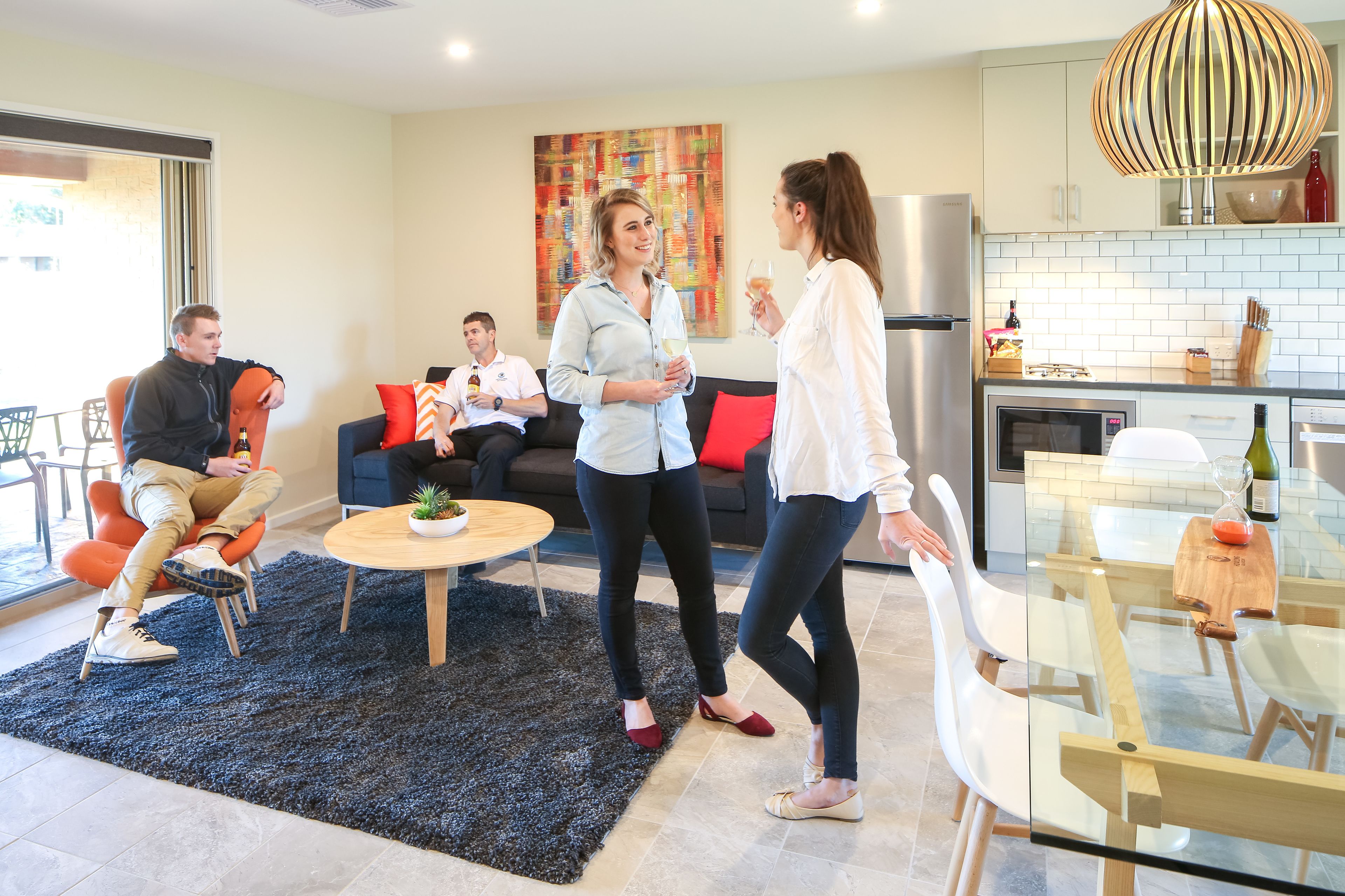Luxe appartement, 2 slaapkamers, toegankelijk voor mindervaliden, 2 badkamers | Woonkamer | Een flatscreentelevisie