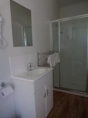Cabaña Deluxe, 2 habitaciones (1 Queen, 1 Double and 1 bunk bed) | Baño | Ducha, artículos de higiene personal gratuitos y secador de pelo