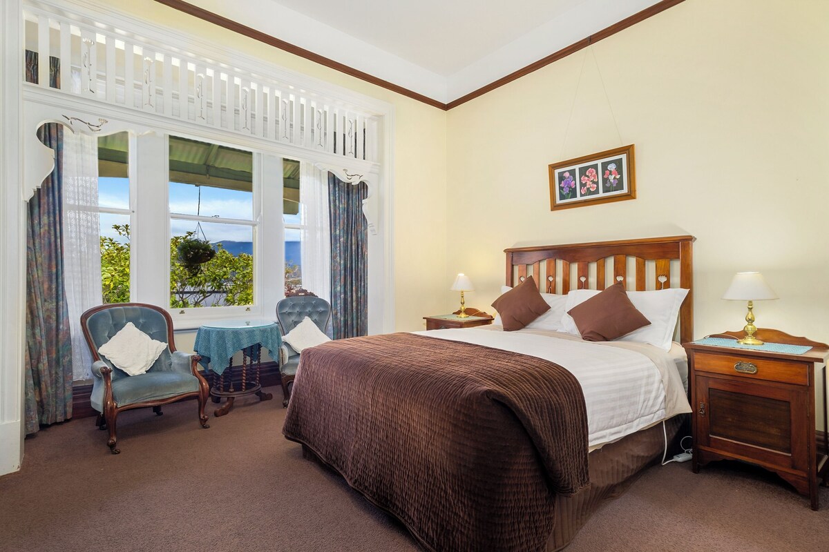 Ellen Pearce River View Room	