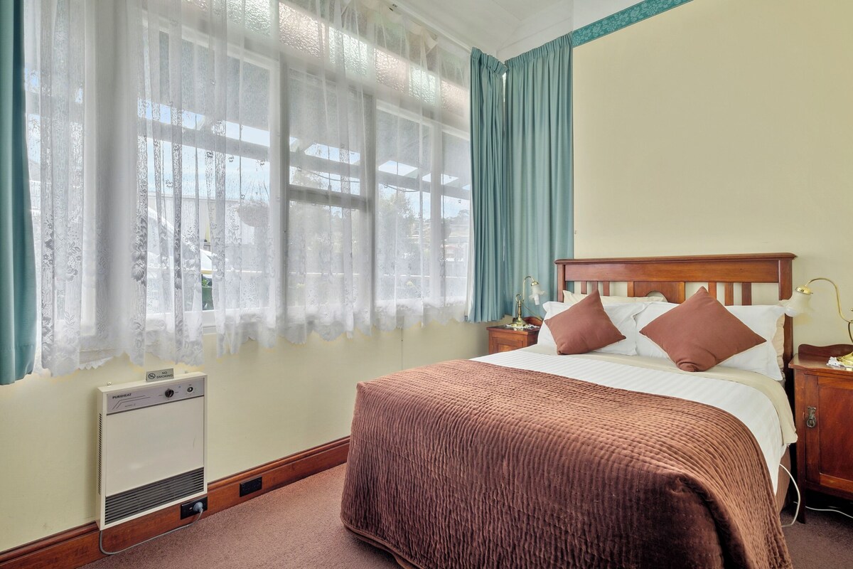Eric Pearce Standard Room