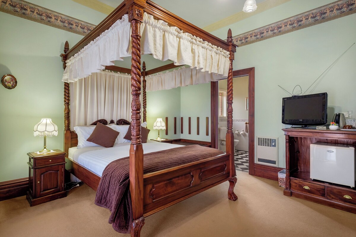  Linda Pearce Spa Room
