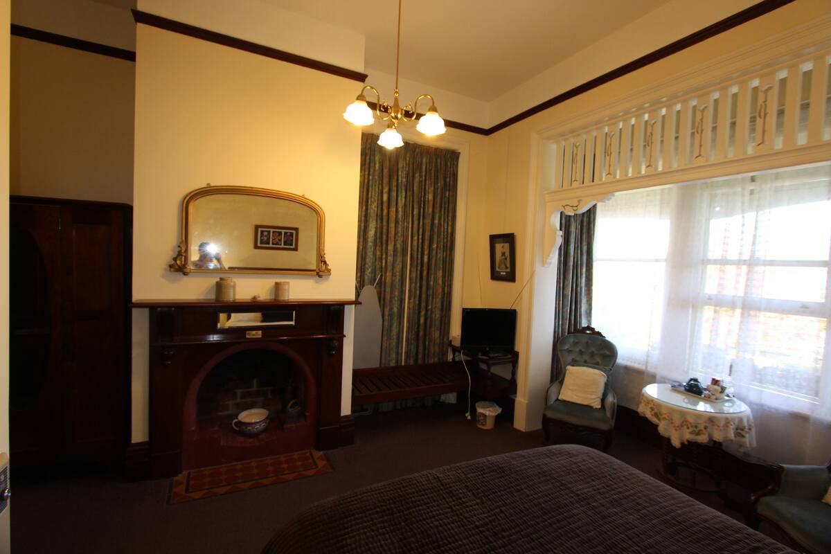 Basic-Doppelzimmer | Hochwertige Bettwaren, Bügeleisen/Bügelbrett, kostenloses WLAN