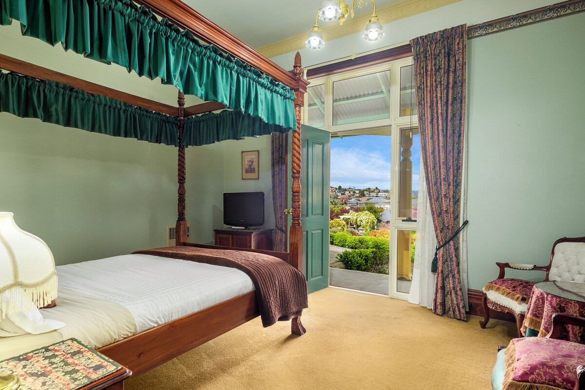 Arthur Pearce Spa Room