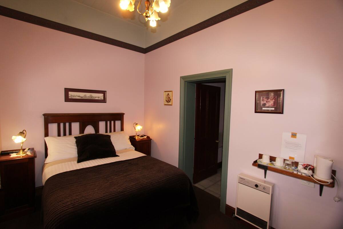 Standardzimmer (Norman Pearce) | Hochwertige Bettwaren, Bügeleisen/Bügelbrett, kostenloses WLAN