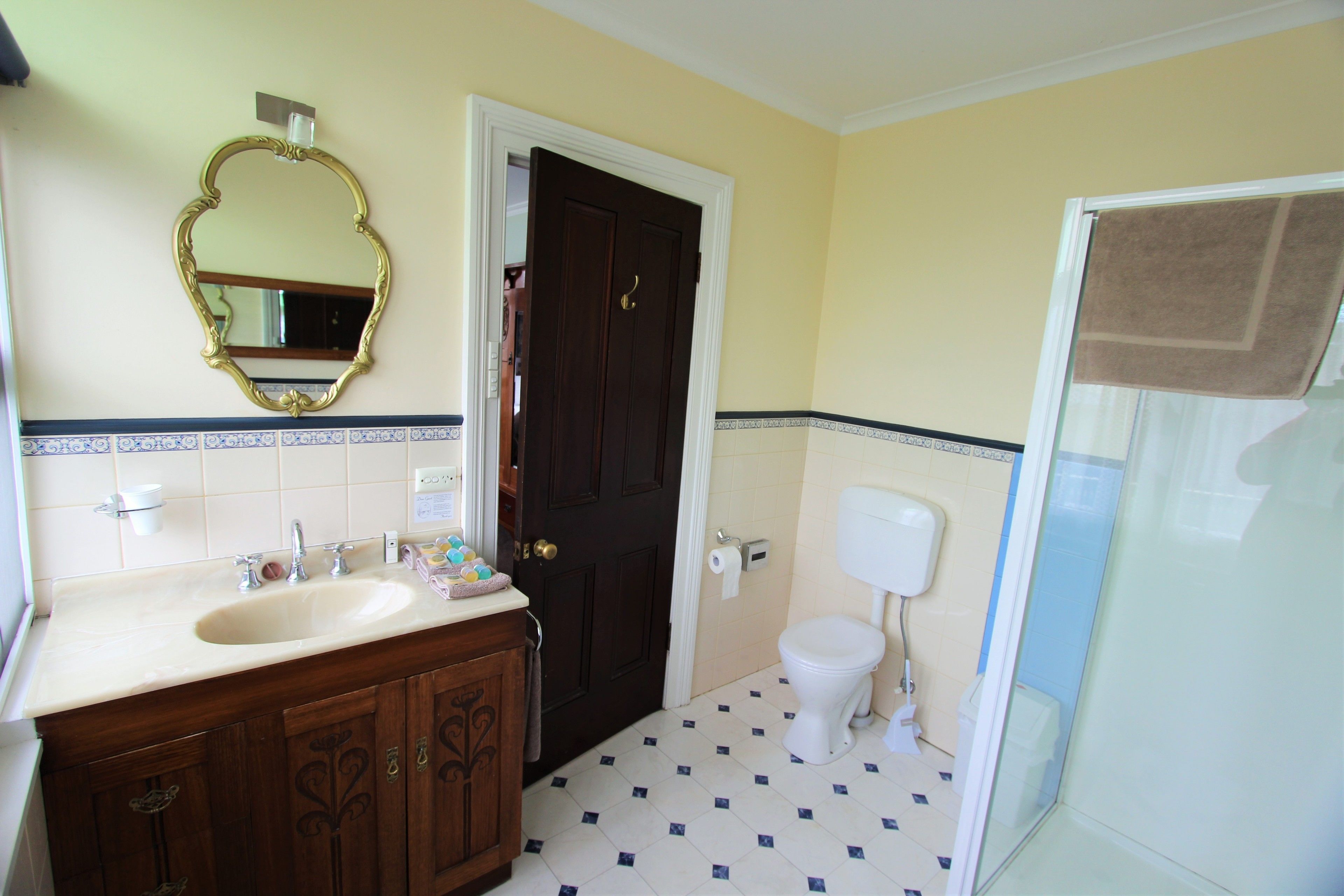 Un bagno con lavandino, specchio, wc e doccia.