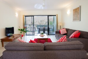 Departamento estándar, 2 habitaciones, 2 baños | Área de sala de estar | Televisión y reproductor de DVD 