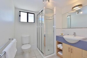 Standard-Apartment, 2 Schlafzimmer, 2 Bäder | Badezimmer | Duschwanne, kostenlose Toilettenartikel, Haartrockner, Handtücher