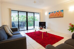 Departamento estándar, 2 habitaciones, 2 baños | Área de sala de estar | Televisión y reproductor de DVD 