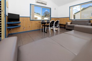Standard 2 Bedroom Spa Cabin | Area soggiorno | TV