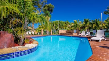 Una piscina techada, una piscina al aire libre