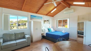 Standard 1 Bedroom Cabin | 起居區 | 電視