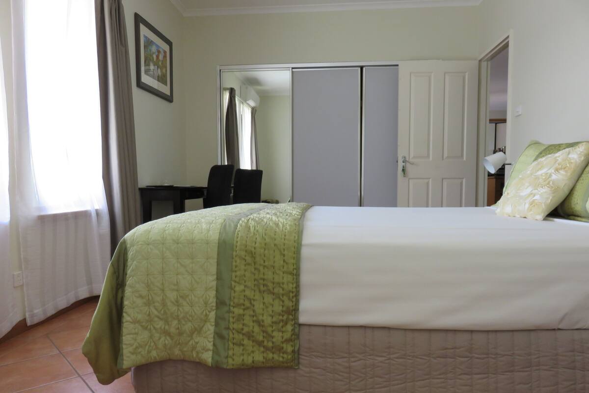 Deluxe Suite, 1 Bedroom, Non Smoking, Kitchen (Queen Deluxe) | 1 bedroom, Egyptian cotton sheets, premium bedding