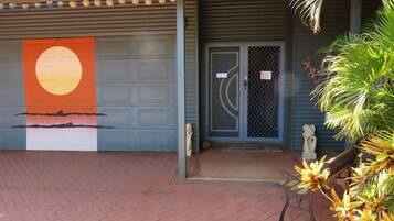 Vista frontal de la propiedad