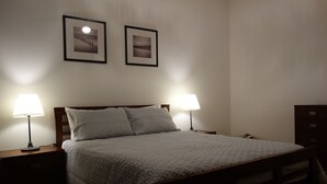 3 bedrooms, blackout curtains, iron/ironing board, free cots/infant beds - Morella Farm Stay (Cape Jervis)