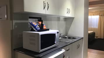 電冰箱、微波爐、電熱水壺、鍋具/餐盤/廚房用品