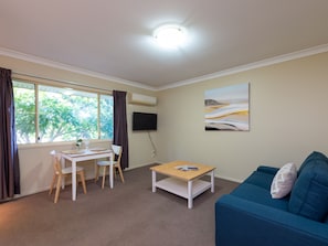 Premium bedding, blackout curtains, soundproofing, iron/ironing board - Villa Nova (South Toowoomba)
