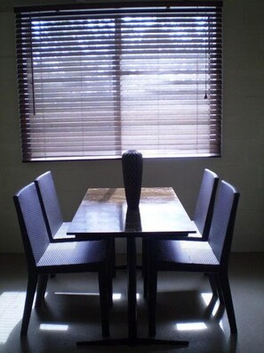 Standard-sviitti, 1 makuuhuone, keittiö (African Room) | Ruokailu omassa huoneessa