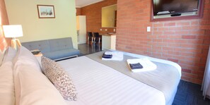 Deluxe Queen Room with Disability Access | Individually decorated, individually furnished, desk, laptop workspace - Bendigo Goldfields Motor Inn (Golden Square)