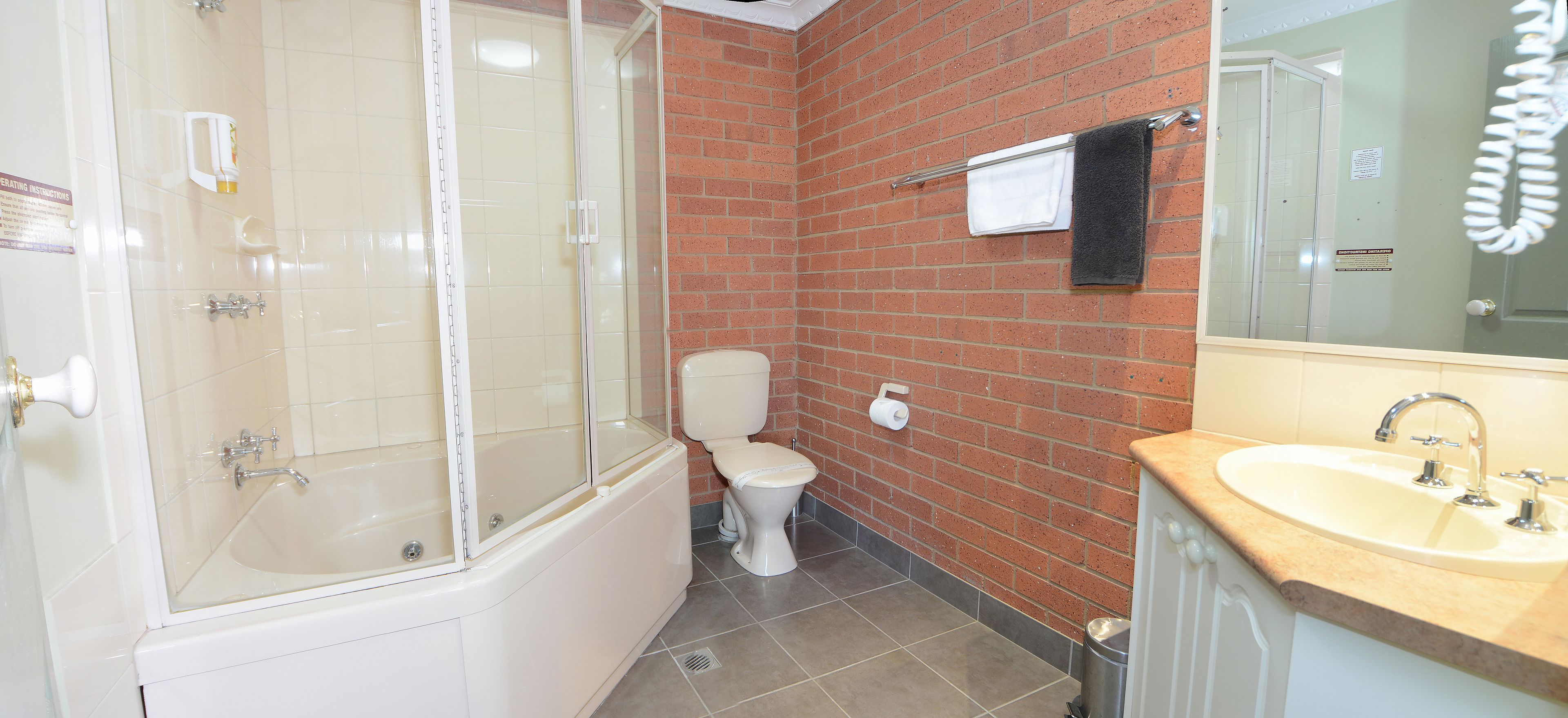 Ein Badezimmer mit Badewanne, Toilette und Waschbecken.