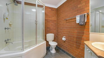 Shower, pengering rambut, dan handuk