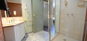 Chambre Familiale, 2 chambres (Standard) | Salle de bain