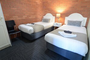 Family Room with Bath (2 Bedrooms) | Individually decorated, individually furnished, desk, laptop workspace - Bendigo Goldfields Motor Inn (Golden Square)