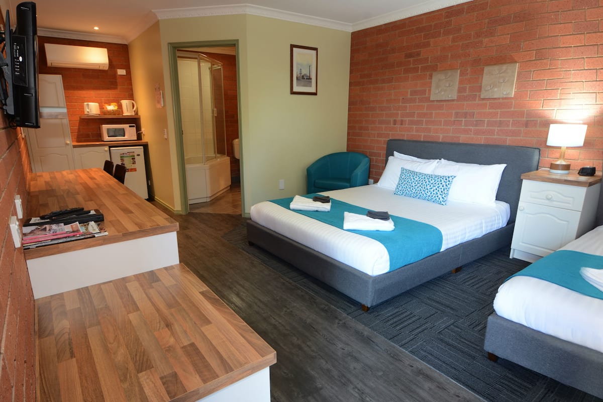Habitación con 2 camas individuales, bañera | Escritorio, espacio para trabajar con un portátil, cortinas opacas