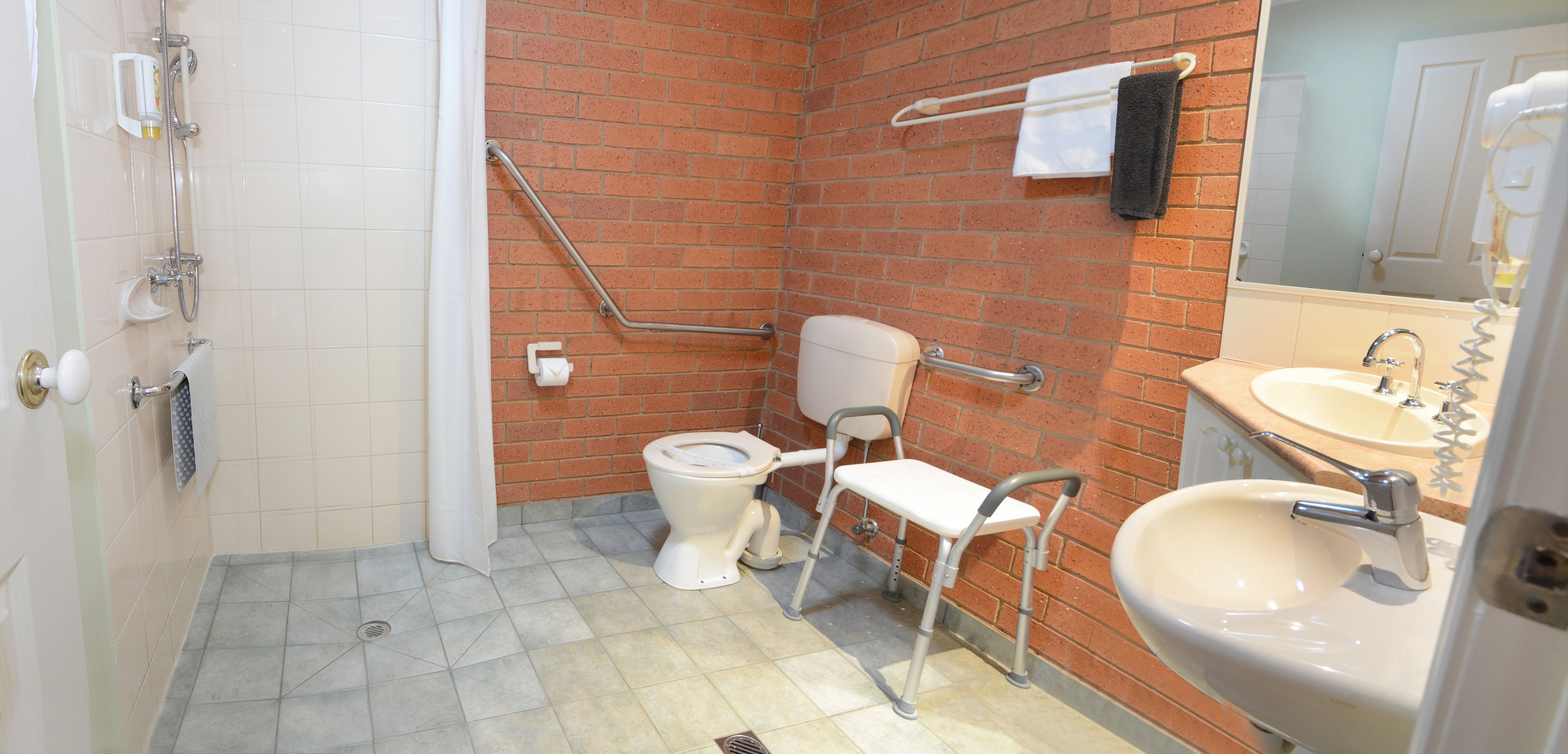 Deluxe Queen Room with Disability Access | Bathroom | Shower, hair dryer, towels