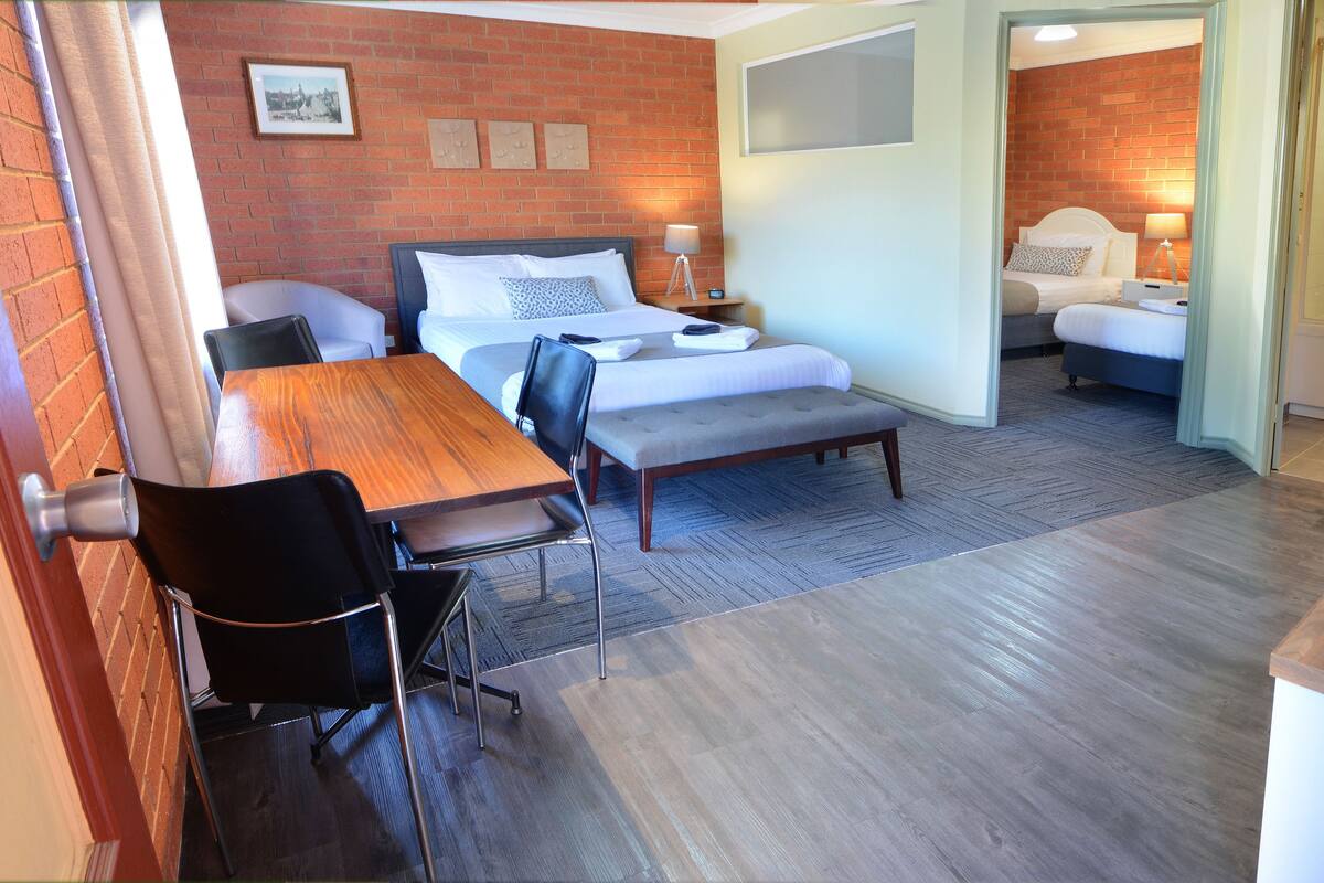 Habitación familiar, 2 habitaciones, bañera | Escritorio, espacio para trabajar con un portátil, cortinas opacas