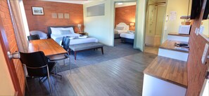 Decoración personalizada, muebles diferentes y escritorio 