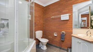 Zweibettzimmer, Badewanne | Badezimmer | Dusche, Haartrockner, Handtücher