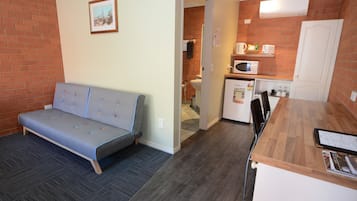 Kamar Deluks, akses difabel (Queen) | Area keluarga | Televisi 40-inci dengan saluran TV digital dan pemutar DVD