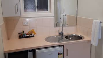 Suite – standard, 1 soverom, ikke-røyk (Twin Room) | Senger med overmadrass, skrivebord, blendingsgardiner og lydisolert