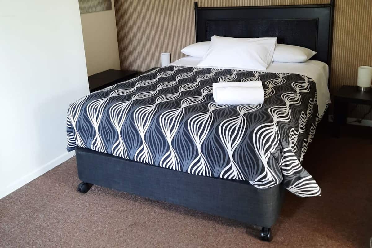 Camas con pillow-top, escritorio, cortinas blackout y insonorización