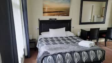 Colchones con pillow-top, escritorio y cortinas blackout