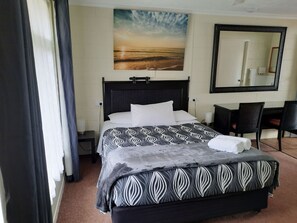 Materassi a doppio strato, una scrivania, tende oscuranti