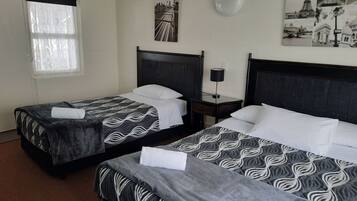 Familien-Doppelzimmer, 2 Schlafzimmer | Pillowtop-Betten, Schreibtisch, Verdunkelungsvorhänge