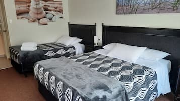 Colchones con pillow-top, escritorio y cortinas blackout